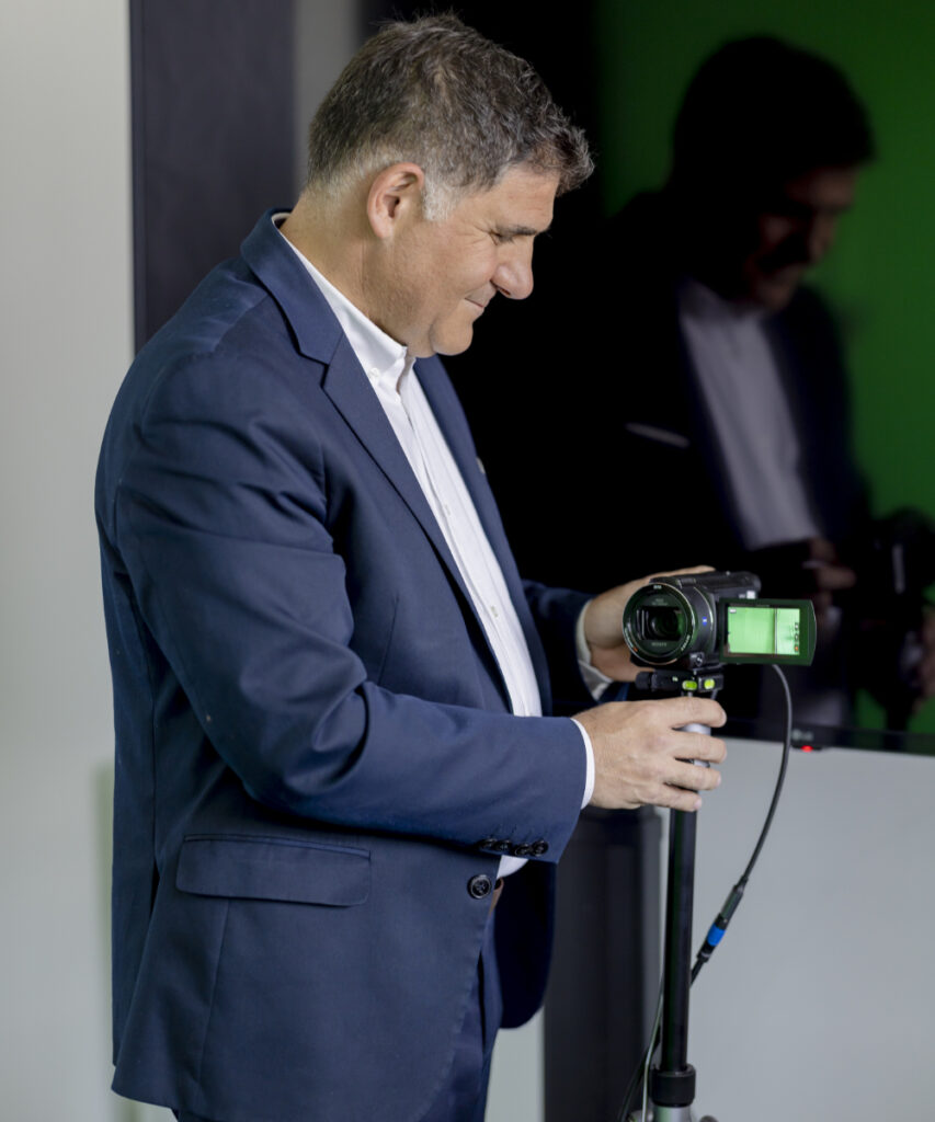 Ein innovas-Mitarbeitender stellt die Kamera für eine Videoschulung ein.