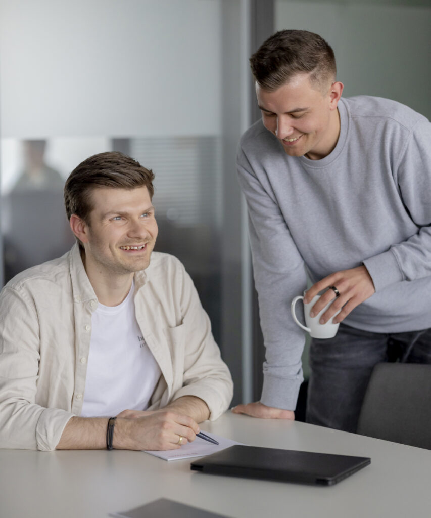 Zwei innovas-Mitarbeitende im Gespräch miteinander