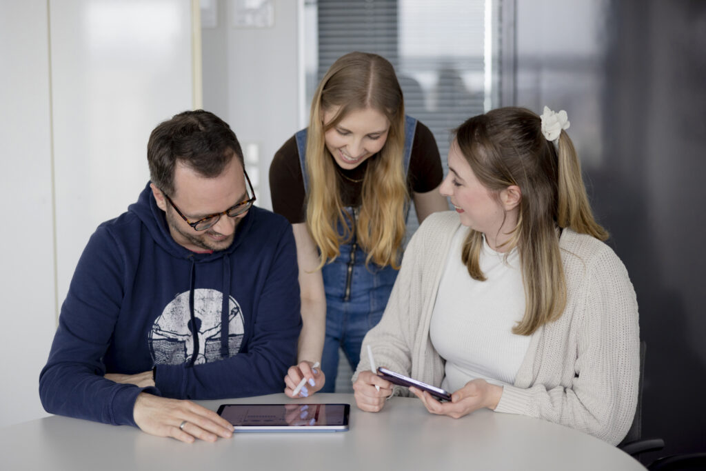 Drei innovas-Mitarbeitende im Gespräch miteinander.