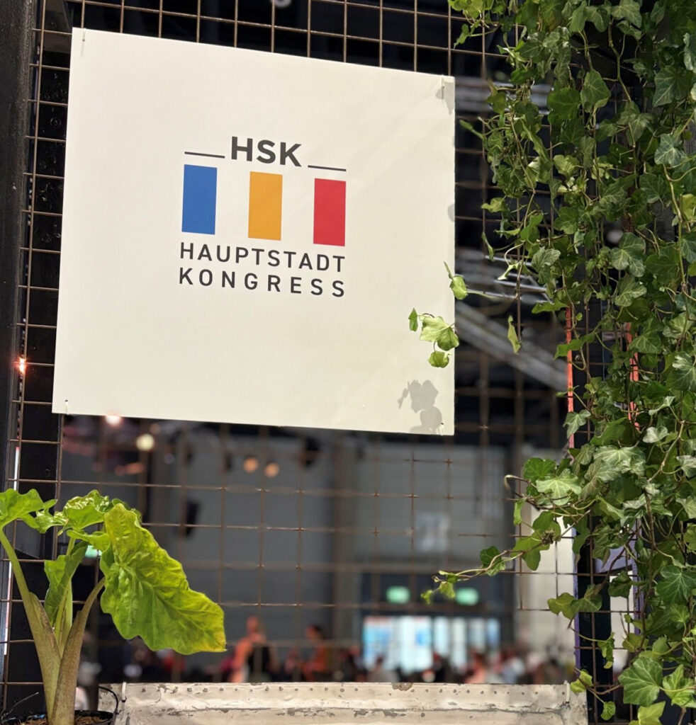 Das Eingangsschild vom Hauptstadtkongress ist abgebildet.