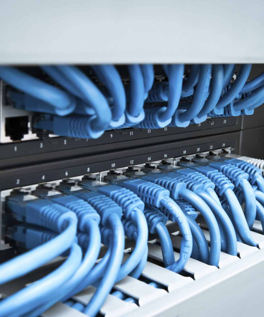 Viele Netzkabel.