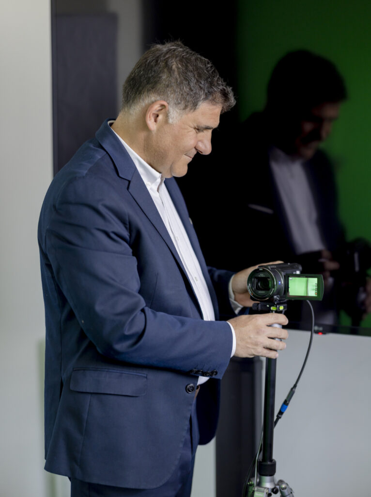 Ein innovas-Mitarbeitender stellt eine Kamera für Schulungen ein.
