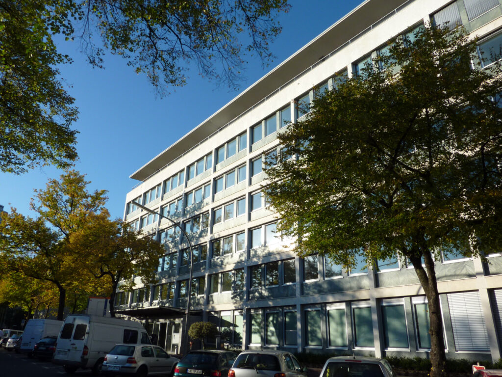 Kontakt THR_ Das Firmengebäude am Theodor-Heuss-Ring in Köln von außen
