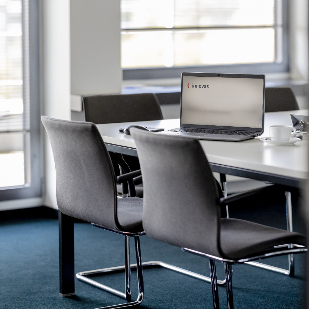 Ein Besprechungsraum mit Laptop