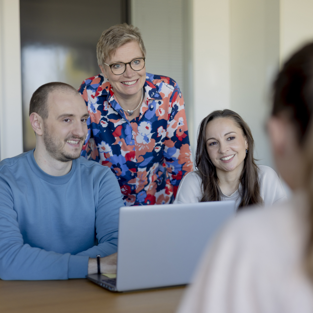 Regeleditor Eine kleine Gruppe innovas-Mitarbeitende bespricht sich in einem Besprechungsraum.