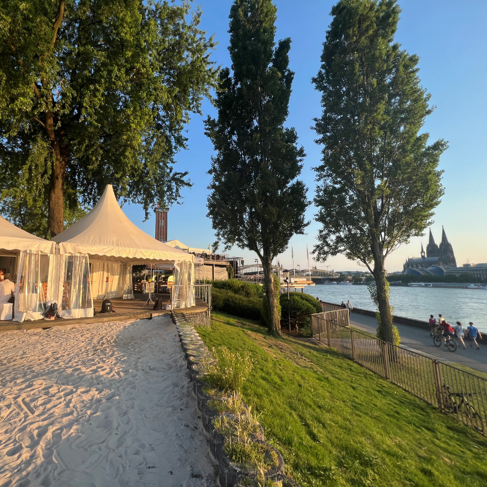 Der Ausblick vom Cologne Beach Club auf den Rhein und den Kölner Dom