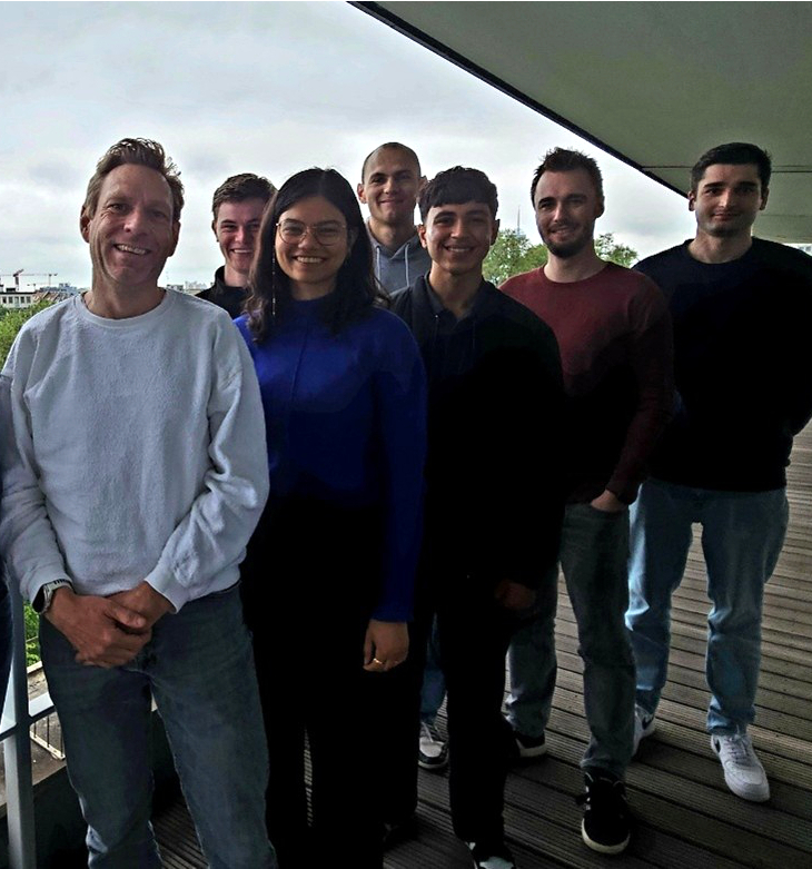 Sechs Stipendiat:innen der innovas stehen mit innovas-Mitarbeitenden auf der Terrasse.