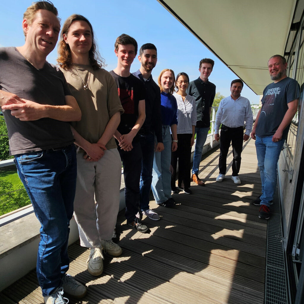 Sechs Stipendiat:innen der innovas stehen mit innovas-Mitarbeitenden auf der Terrasse.