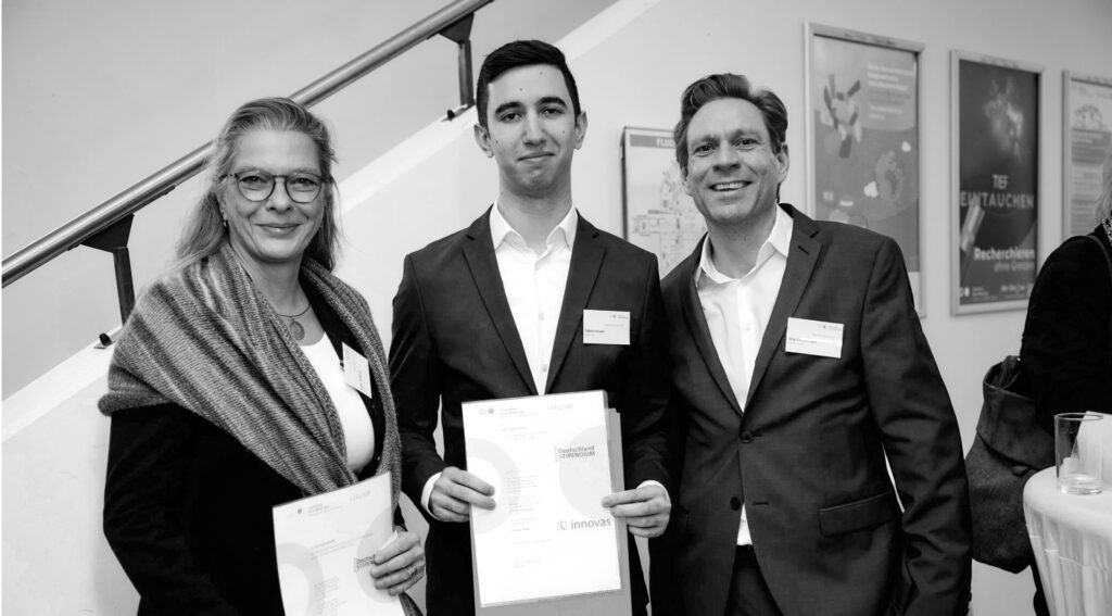 Ein Stipendiat der Hochschule Bonn-Rhein-Sieg mit zwei Mitarbeitenden der innovas GmbH 