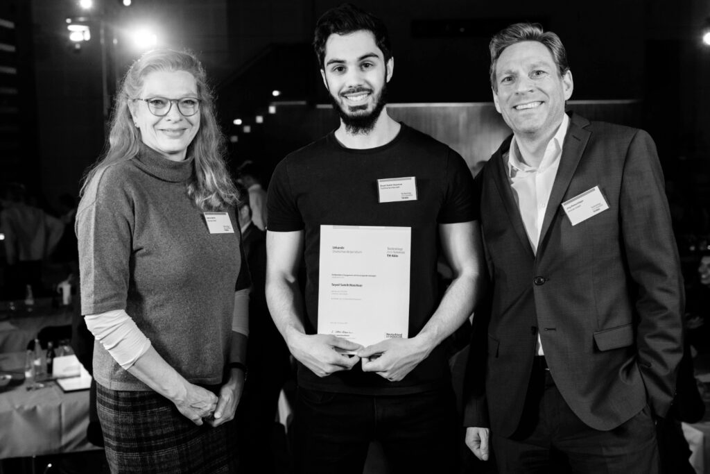Übergabe der Stipendienurkunden an den Stipendiaten der Technischen Hochschule Köln durch zwei Mitarbeitende der innovas GmbH