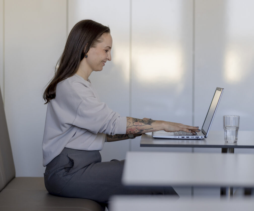 eine innovas-Mitarbeitende sitzt an ihrem Labtop.
